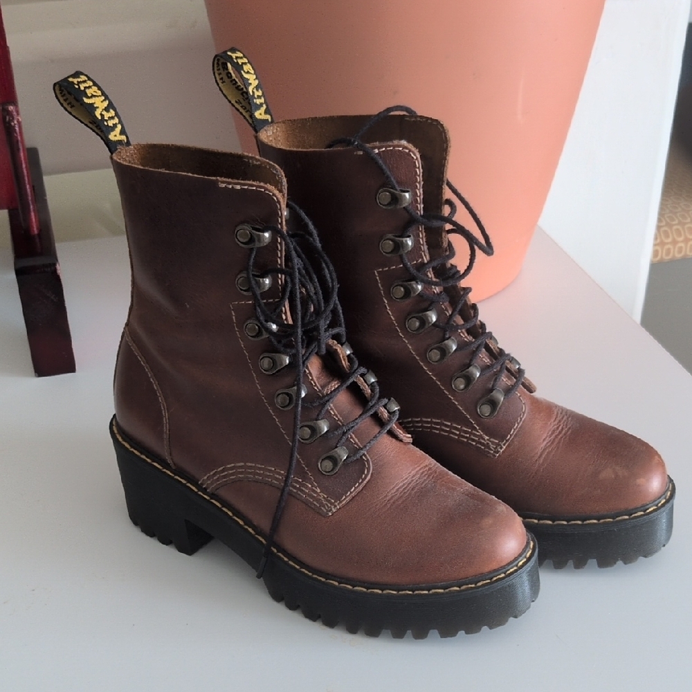 DR. MARTENS LEONA BOOTS